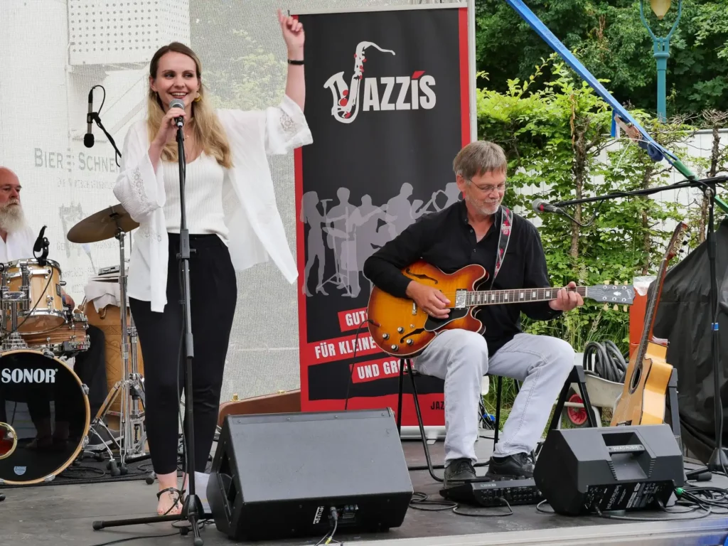 Geli Goldschmidt (Gesang) und Stefan Weigelt (Gitarre) beim JAZZIS-Konzert 2022 im Parkrestaurant Rheinaue, Bonn