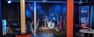 Bühnenaufbau der Jazzis im Hennie's Inn in Bottrop am 23.09.2023