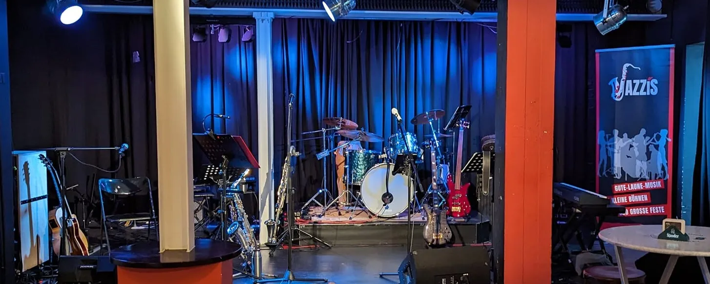 Bühnenaufbau der Jazzis im Hennie's Inn in Bottrop am 23.09.2023